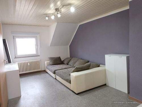 Wohnzimmer - MG-Giesenkirchen - Teilmöblierte, gemütliche 2-Zimmer-DG-Wohnung für eine Einzelperson ab Mitte Februar zu mieten !!