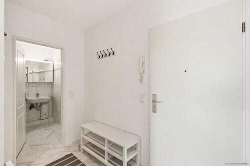 Flur und Blick in das Duschbad - 