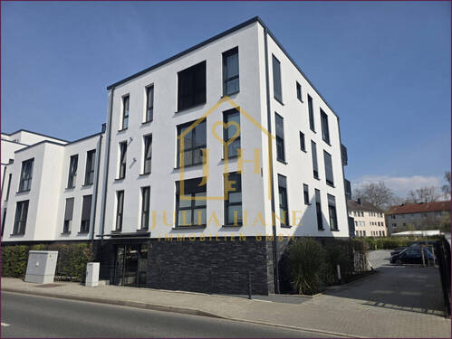 Vorderansicht - ***TOP-OBJEKT*** Neuwertige Eigentumswohnung mit Balkon und Stellplätzen! Barrierefrei!