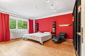 Obergeschoss: Großes Schlafzimmer mit Blick ins Grüne - 