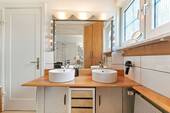 Obergeschoss: Helles Bad mit Badewanne u. integr. Dusche - 