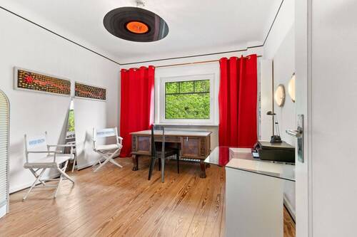Obergeschoss: weiteres Zimmer mit Blick in den Garten - 
