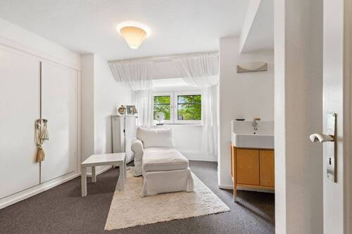 ... und hier noch ein Zimmer mit Waschbecken. - 
