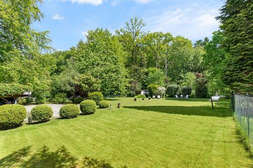 Blick von der Terrasse in den wunderschönen Garten...... - 
