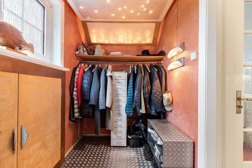 Geschickt versteckt und doch so wichtig: Geräumige Garderobe....... - 