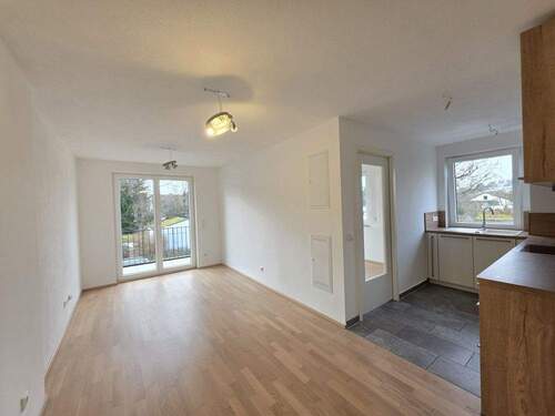 Wohnzimmer - 2 Zimmer Etagenwohnung in München