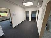 Flur - wird noch renoviert - Büro mit 220,00 m&sup2; in Rottendorf zur Miete