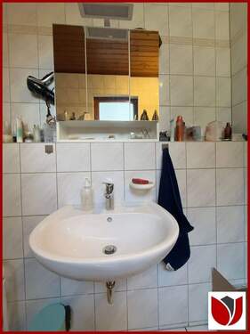 Duschbad mit WC und Spiegelschrank - 