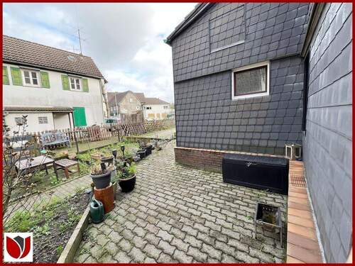 Kleine Terrasse am Haus - 