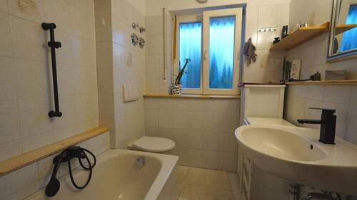 Tageslichtbad mit Wanne und WC - 