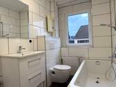 Badezimmer mit Badewanne - Etagenwohnung mit 64,00 m&sup2; in Baesweiler-Setterich zur Miete