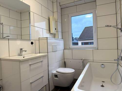 Badezimmer mit Badewanne - Etagenwohnung mit 64,00 m&sup2; in Baesweiler-Setterich zur Miete
