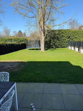 Blick in den Garten - Luxuriöse Doppelhaushälfte! Modernes Wohnen im Grünen! Meerbusch!