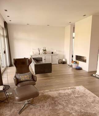 Wohnbereich mit Kamin - 6 Zimmer Doppelhaushälfte zur Miete in Meerbusch