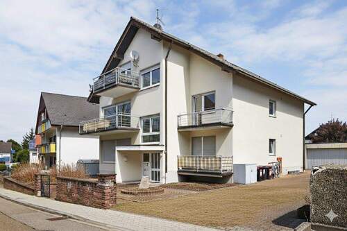 Hausansicht - Sanierungsbedürftige 4 Zimmer-Wohnung mit drei Balkonen und viel Raum zur individuellen Gestaltung