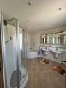 Badezimmer mit Wanne und Dusche - 