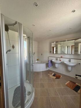 Badezimmer mit Wanne und Dusche - 