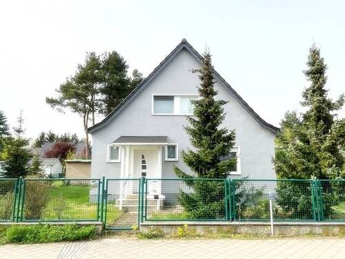 Vorderansicht - Modernisiertes EFH mit zusätzlichem Bauland