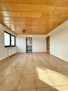 Wohnzimmer - Attraktive 3-Zimmer-Wohnung mit zwei Balkonen in ruhiger Wohnlage