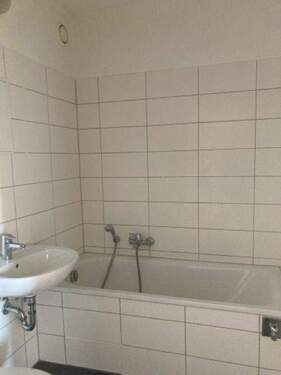 Badezimmer mit Wanne - Etagenwohnung mit 61,10 m&sup2; in Erfurt zur Miete