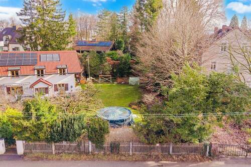 Blick von der Straße auf das Grundstück - 