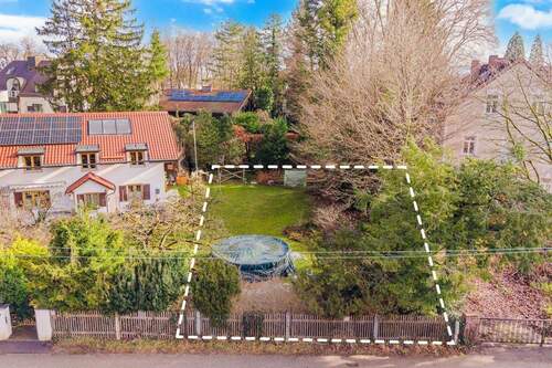 Blick von der Straße auf das Grundstück, markiert - 