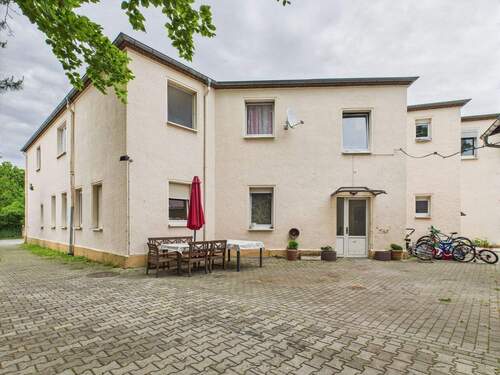 Hofansicht mit Hauseingang - 4 Wohnungen, Garagen und Lager - 440.000,00&nbsp;EUR Kaufpreis, ca.&nbsp; 387,00&nbsp;m&sup2;&nbsp;Wohnfl&auml;che