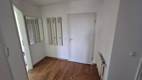 Flur mit Wohnungseingangstür - 