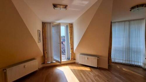 Wohnzimmer mit Balkontür - 