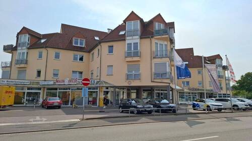 Straßenansicht mit Parkplätzen - 2 Zimmer Etagenwohnung zum Kaufen in Homburg/Saar