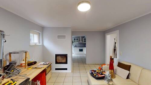 Wohnzimmer mit Kamin im Nebengebäude - 