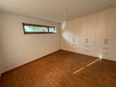 Schlafzimmer mit geräumigem Einbauschrank - 