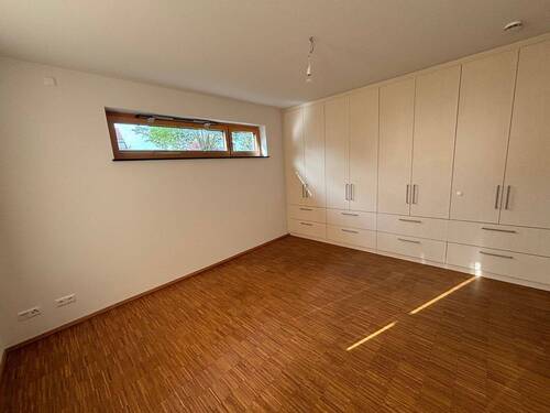 Schlafzimmer mit geräumigem Einbauschrank - 