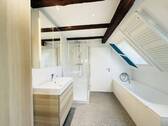 Bad mit Wanne und Dusche - 