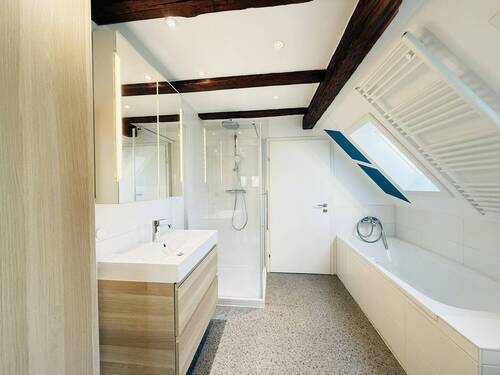 Bad mit Wanne und Dusche - 