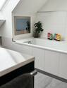 Badezimmer mit Blick auf integrierten TV - 