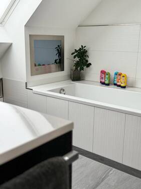 Badezimmer mit Blick auf integrierten TV - 