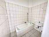 Zeitloses innenliegendes Bad mit Badewanne - 