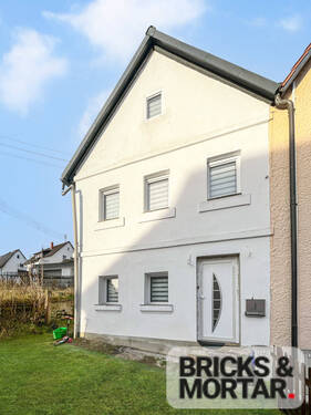 Hausfront - Kernsanierte Doppelhaushälfte in Altenplos