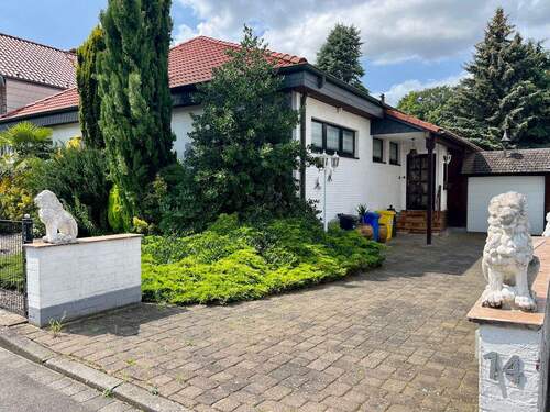 Hausansicht Vorderseite - 4 Zimmer Bungalow zum Kaufen in Korschenbroich