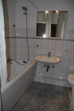 Badezimmer mit Badewanne - 