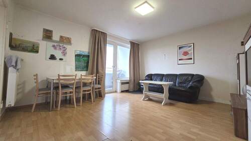 Wohn-/Essbereich mit Balkon - 