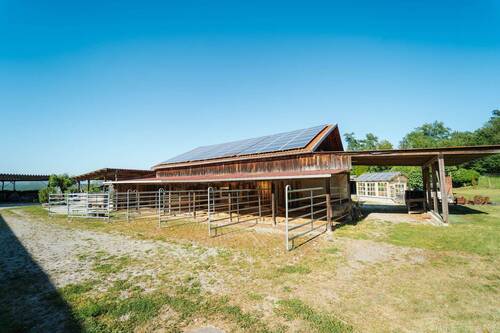 Ranch Eichendorf Pferdestall Außenansicht I - 
