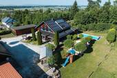 Ranch Eichendorf Wohnhaus Ansicht oben II - Ihre eigene Ranch in Alleinlage: Profi-Reithalle, Paddockboxen & 3 Hektar Weideglück direkt am Haus