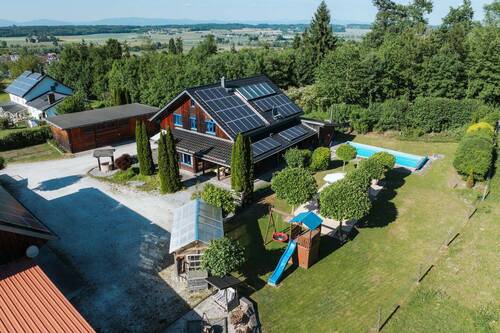 Ranch Eichendorf Wohnhaus Ansicht oben II - Ihre eigene Ranch in Alleinlage: Profi-Reithalle, Paddockboxen & 3 Hektar Weideglück direkt am Haus