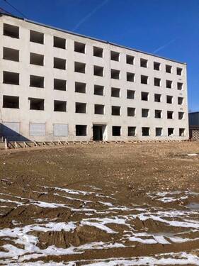 Vorderansicht - 2 Mehrgeschossbauten in Chemnitz im Rohbauzustand mit Projekt