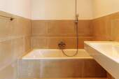 2. Bad mit Badewanne und WC - 