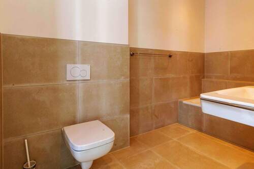 2. Bad mit Badewanne und WC - 