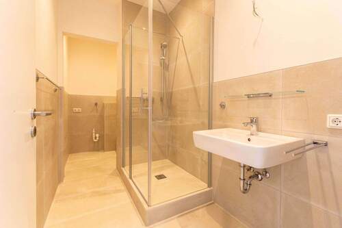 1. Bad mit Dusche und WC - 