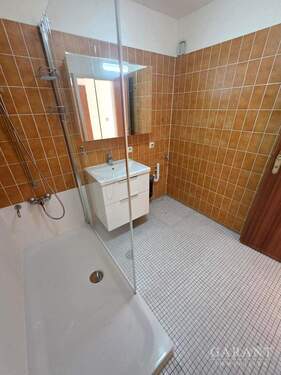 Badezimmer m. Dusche u. WA Platz - 